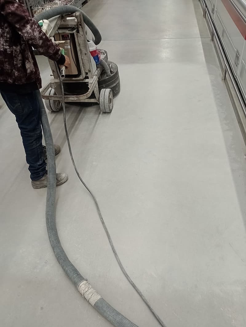 Polimento do concreto com lixadeira planetária e aspiração no corredor de congelados