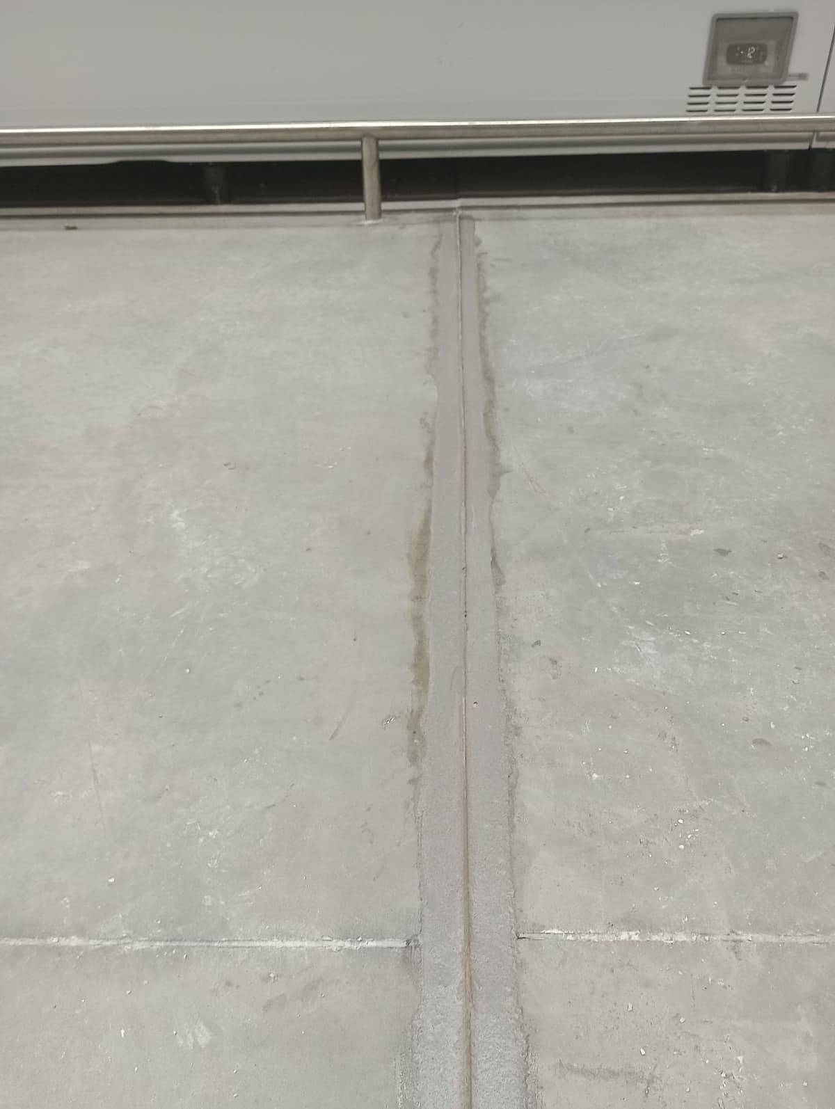 Junta recomposta com lábio polimérico no nível do piso, junto aos expositores refrigerados
