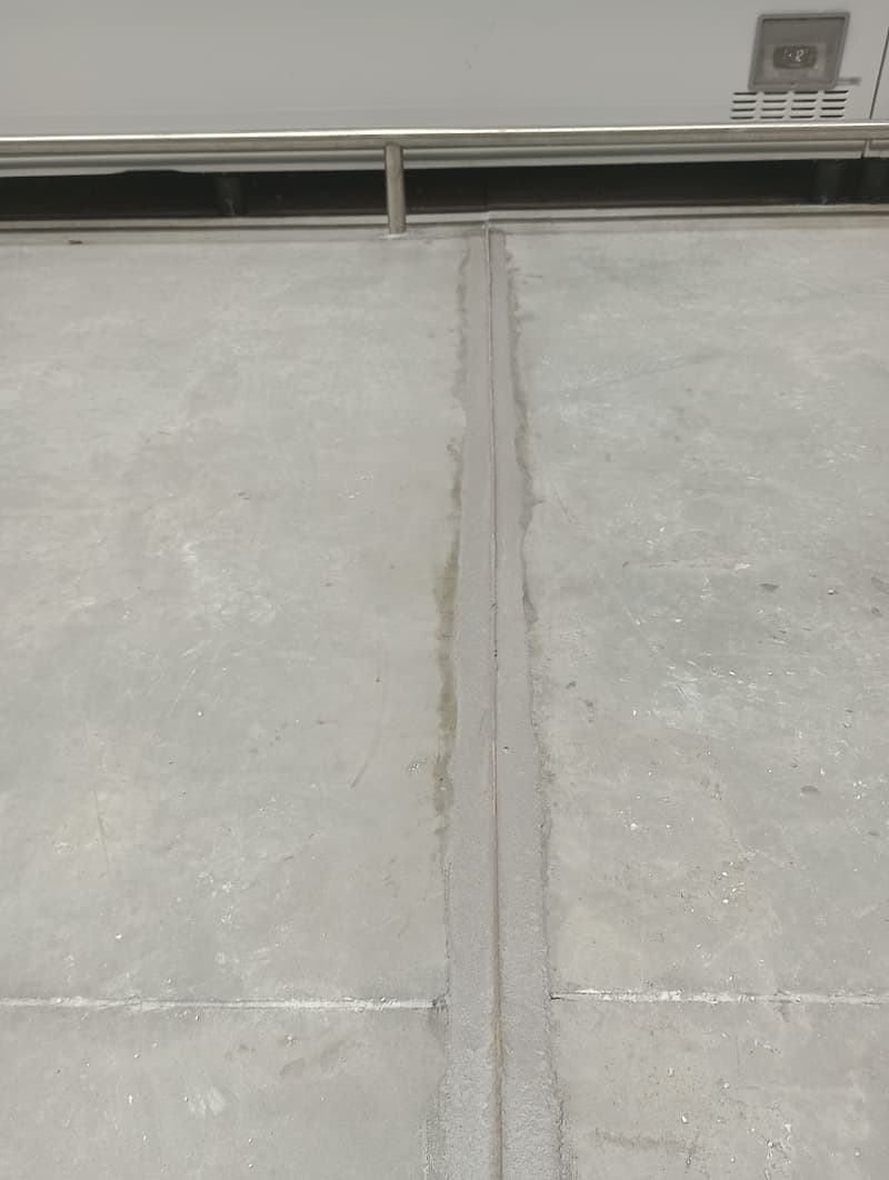 Junta recomposta com lábio polimérico no nível do piso, junto aos expositores refrigerados