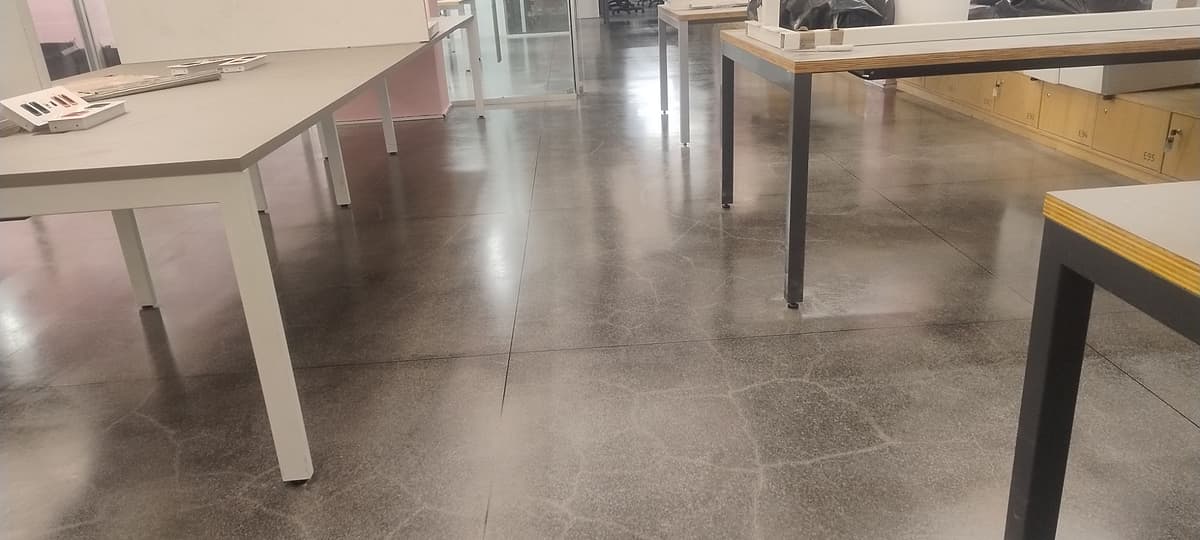 Granilite revitalizado com brilho uniforme sob as mesas do escritório