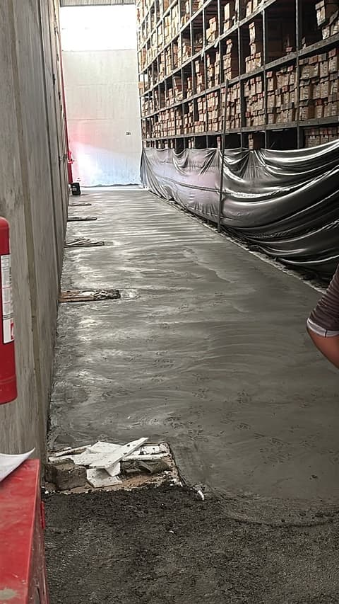 Concreto recém-lançado na faixa junto à parede externa do armazém
