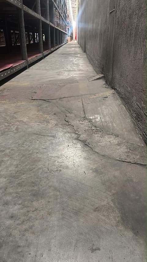 Emenda entre o piso reconstruído e o piso existente no corredor junto à parede