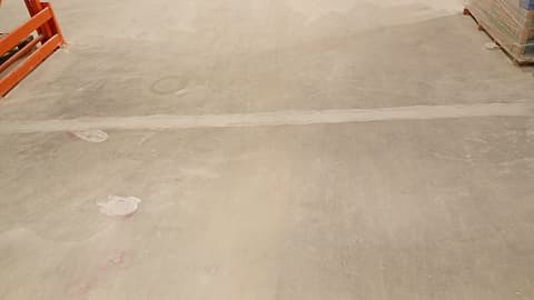 Trecho de piso recuperado com reparo nivelado na área de circulação