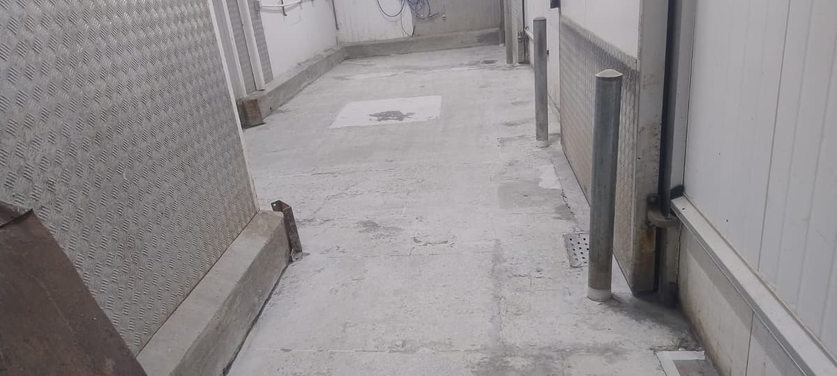 Antecâmara das câmaras frias de loja com o revestimento antigo manchado e desgastado