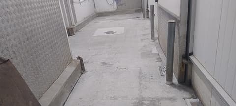 Antecâmara das câmaras frias de loja com o revestimento antigo manchado e desgastado