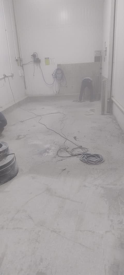 Sala junto às câmaras frias com piso trincado e desgastado antes da recuperação