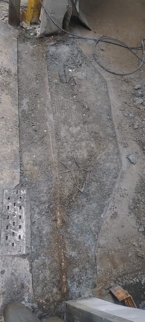 Trecho de piso aberto junto à soleira da câmara fria durante a restauração
