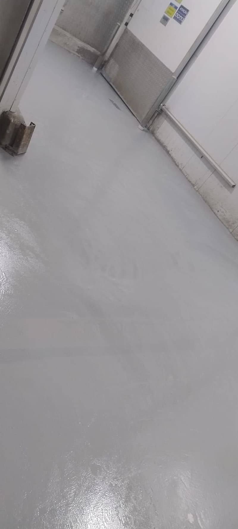 Antecâmara com revestimento de uretano cinza claro brilhante recém-aplicado