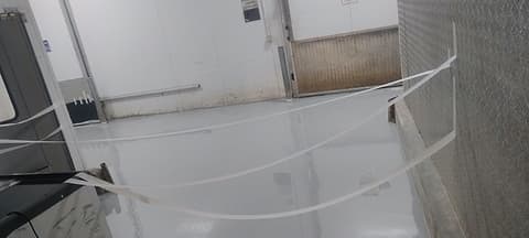 Antecâmara com revestimento uretânico contínuo, fita de isolamento e portas das câmaras