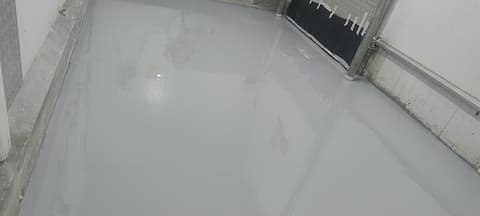 Antecâmara com uretano cinza claro liberada, refletindo a luz