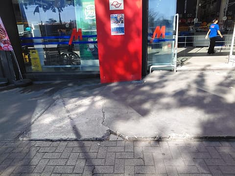 Calçada em frente à loja Max Atacadista Lapa com o piso de concreto trincado e quebrado