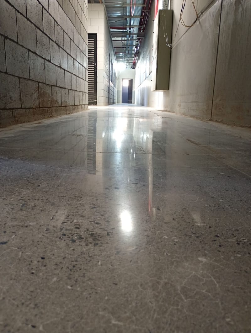 Corredor do Max Atacadista em Salto com piso de concreto lapidado refletindo luz