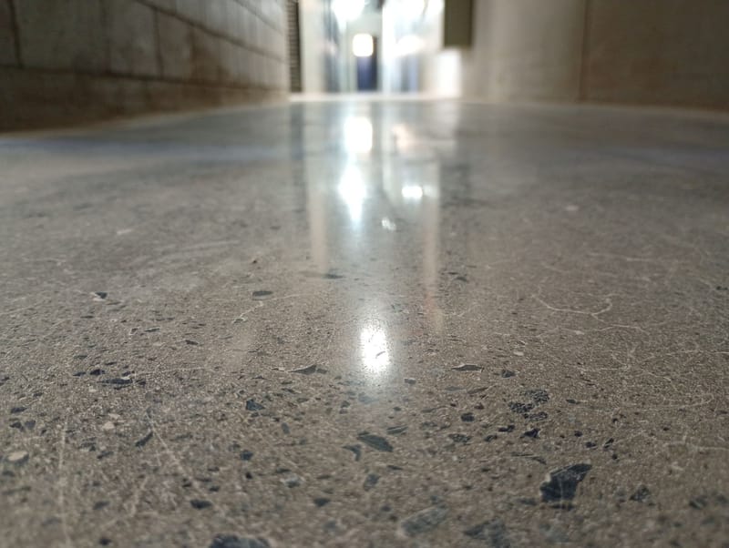 Detalhe do agregado exposto e do reflexo no concreto lapidado em Salto