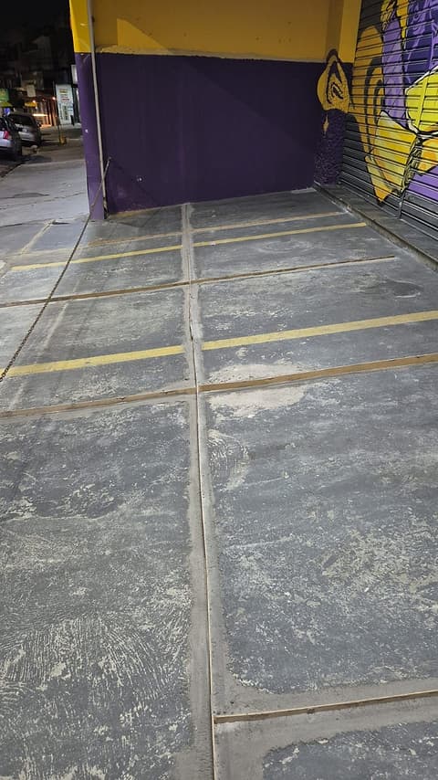 Juntas preparadas ao longo das vagas do estacionamento frontal, à noite