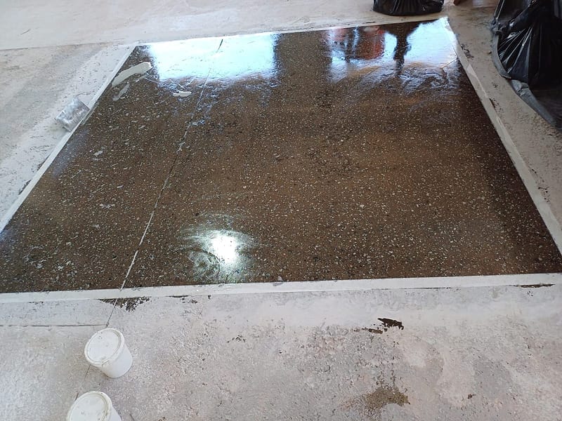 Comparação lado a lado entre concreto bruto e trecho lapidado com agregado exposto refletindo a luz